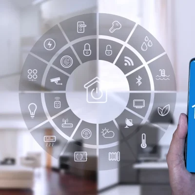 man-hand-show-smartphone-smarth-home-gui-control-cada-habitacion-h